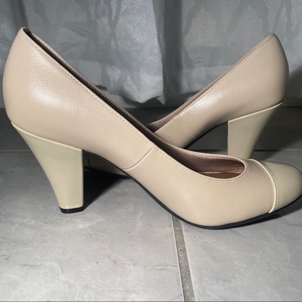 Naturalizer Tan Heels size 9.0